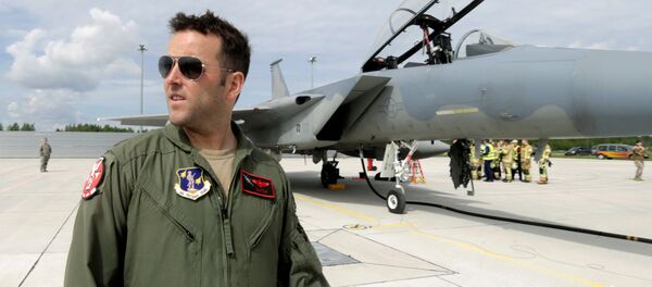 Пилот истребителя F-15 Eagle на военной авиабазе в Лиелварде Пилот истребителя F-15 Eagle на военной авиабазе в Лиелварде - Sputnik Латвия