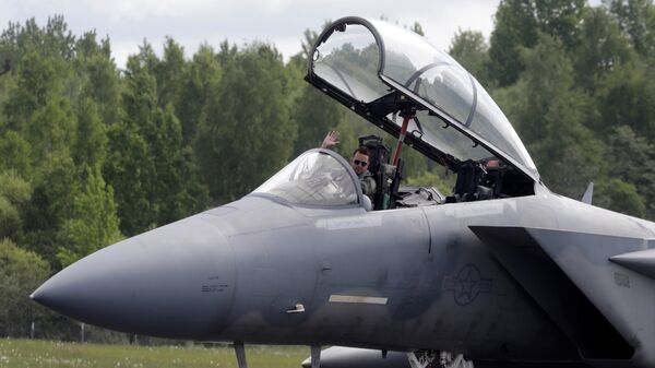 Пилот истребителя F-15 Eagle на военной авиабазе в Лиелварде - Sputnik Латвия