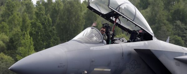 Iznīcinātājs F-15 Eagle. Foto no arhīva Iznīcinātājs F-15 Eagle. Foto no arhīva - Sputnik Latvija