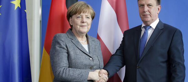 Канцлер Германии Ангела Меркель и премьер-министр Латвии Марис Кучинскис - Sputnik Латвия