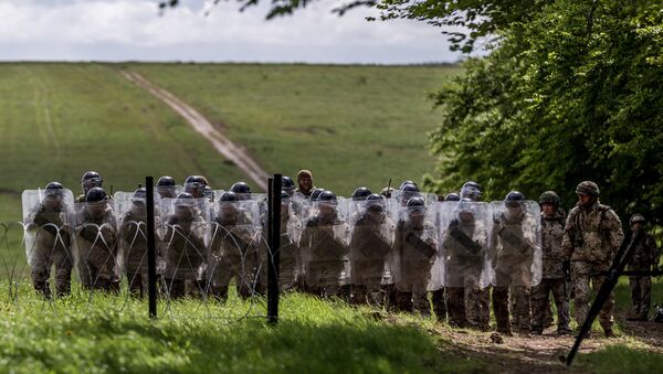 Солдаты латвийской армии во время учений в Великобритании - Sputnik Латвия