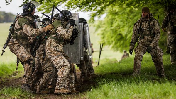 Солдаты латвийской армии во время учений в Великобритании - Sputnik Latvija