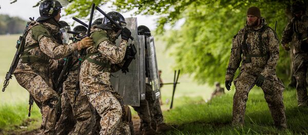 Солдаты латвийской армии во время учений в Великобритании - Sputnik Latvija