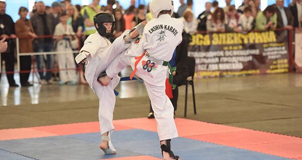 Латвийский спортсмен в черном шлеме бьет маваши, белорусский спортсмен нарушает - Sputnik Латвия