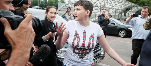 Nadežda Savčenko Borispoles starptautiskajā lidostā Kijevā - Sputnik Latvija