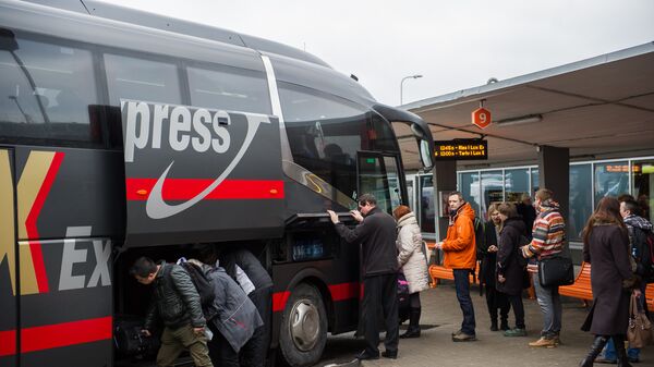 Посадка пассажиров в автобус фирмы Lux Express на автостанции Таллинна - Sputnik Latvija