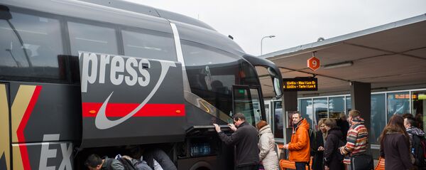 Посадка пассажиров в автобус фирмы Lux Express на автостанции Таллинна Посадка пассажиров в автобус фирмы Lux Express на автостанции Таллинна - Sputnik Latvija
