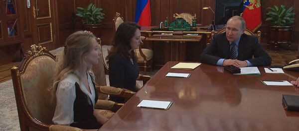 Путин поблагодарил родных погибших журналистов за просьбу помиловать Савченко Путин поблагодарил родных погибших журналистов за просьбу помиловать Савченко - Sputnik Латвия