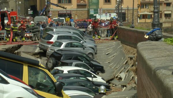 Около 20 машин провалились в яму в центре Флоренции. Кадры с места ЧП - Sputnik Латвия