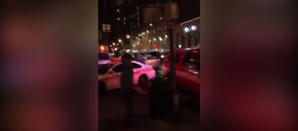 Первые кадры у концертного зала в Нью-Йорке, где неизвестный открыл стрельбу Первые кадры у концертного зала в Нью-Йорке, где неизвестный открыл стрельбу - Sputnik Латвия