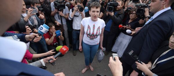 Украинская военнослужащая Надежда Савченко в аэропорту Киева - Sputnik Латвия