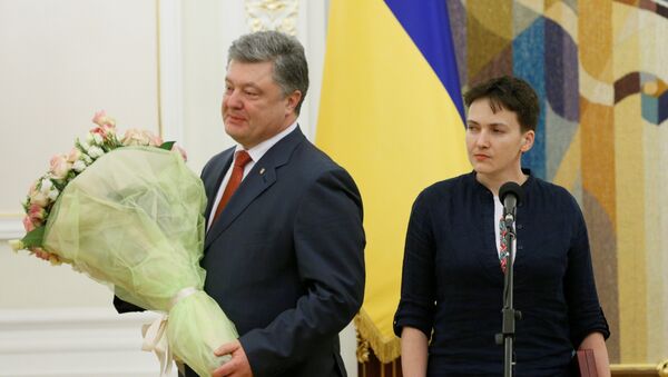 Ukrainas prezidents Petro Porošenko un kareive Nadežda Savčenko, ordeņa Zelta zvaigzne pasniegšanas ceremonijā. - Sputnik Latvija