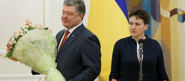 Президент Украины Петр Порошенко и украинская военнослужащая Надежда Савченко, которой присвоено звание Героя Украины, во время вручения ордена Золотая Звезда - Sputnik Latvija