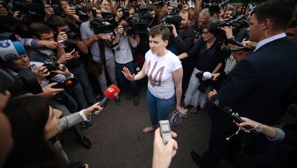 Украинская военнослужащая Надежда Савченко в аэропорту Киева - Sputnik Латвия