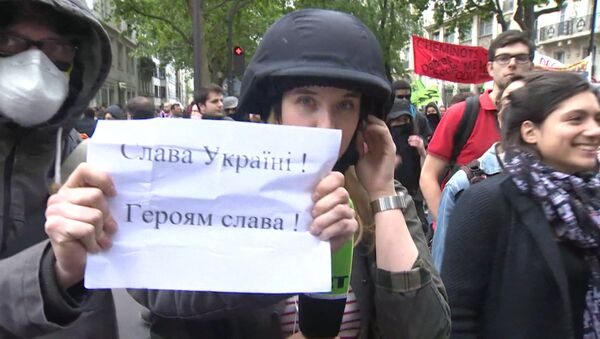 Проукраинские активисты плакатом закрывали камеру журналистов RT в Париже - Sputnik Латвия