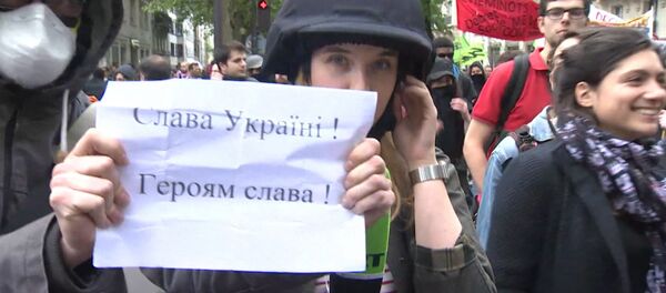 Проукраинские активисты плакатом закрывали камеру журналистов RT в Париже - Sputnik Латвия