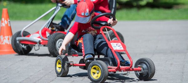 Дети на машинках в Риге - Sputnik Латвия