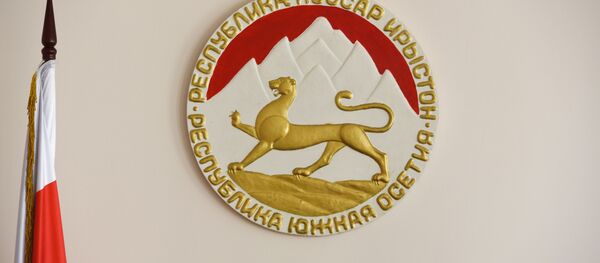 Dienvidosetijas ģerbonis un karogs Dienvidosetijas ģerbonis un karogs - Sputnik Latvija