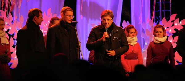 председатель Рижской думы Нил Ушаков, рижане и гости столицы зажгли праздничную ёлку на Домской площади - Sputnik Латвия