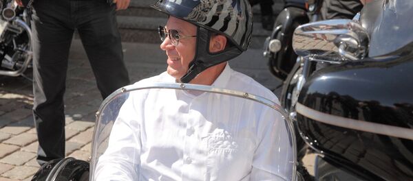 Вице-мэра Андриса Америкса байкеры торжественно отвезли к открытию фестиваля Вице-мэра Андриса Америкса байкеры торжественно отвезли к открытию фестиваля - Sputnik Latvija