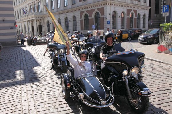 Вице-мэра Андриса Америкса к открытию фестиваля торжественно отвезли байкеры  - Sputnik Латвия