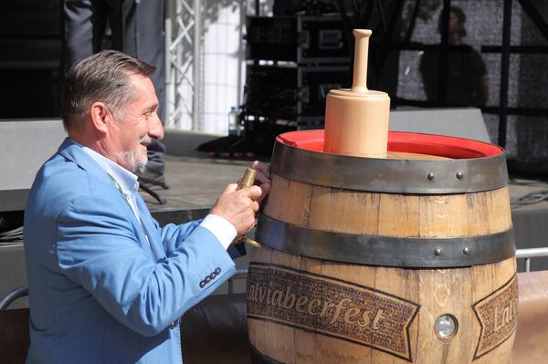 Руководитель Латвийского союза пивоваров Владимир Барсков открывает бочку с пивом  - Sputnik Латвия