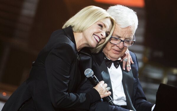 Композитор Раймонд Паулс и певица Лайма Вайкуле на творческом вечере Святая к музыке любовь Композитор Раймонд Паулс и певица Лайма Вайкуле на творческом вечере Святая к музыке любовь - Sputnik Латвия