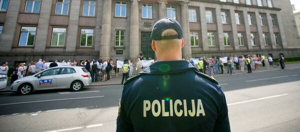 Полиция у здания Кабинета министров Латвии во время пикета медицинских работников - Sputnik Латвия