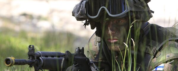 Солдат вооруженных сил Финляндии во время учений НАТО - Sputnik Латвия