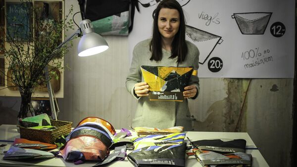 Дизайнерские вещи из переработанных полиэтиленовых пакетов IBIO union Дизайнерские вещи из переработанных полиэтиленовых пакетов IBIO union - Sputnik Латвия