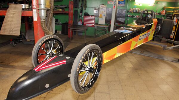 Электро-дрэгстер гонщика разгоняется за 1 секунду до 100 километров в час - Sputnik Латвия