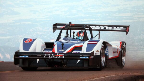 Андрис Дамбис в своей машине на соревнованиях Гонка в облаках - Sputnik Латвия