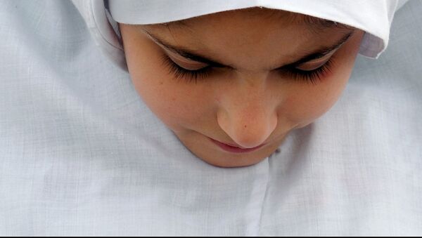 Meitene baltā hidžabā. Foto no arhīva - Sputnik Latvija