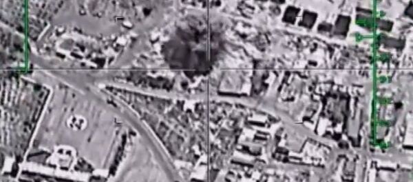 Кадры уничтожения российскими Су-34 нефтяных объектов ИГ в Сирии - Sputnik Латвия