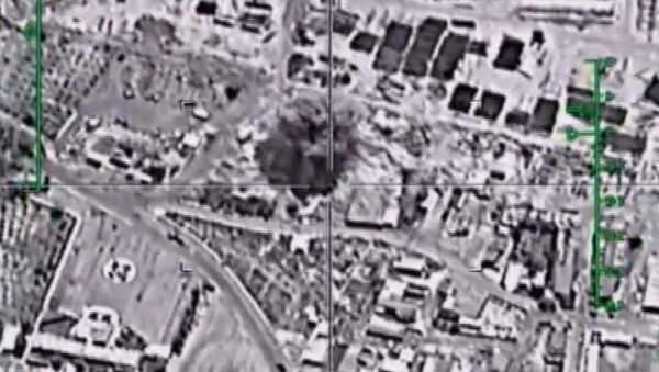 Кадры уничтожения российскими Су-34 нефтяных объектов ИГ в Сирии - Sputnik Латвия