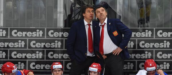 Главный тренер сборной России Олег Знарок (справа) и тренер сборной Харийс Витолиньш - Sputnik Латвия