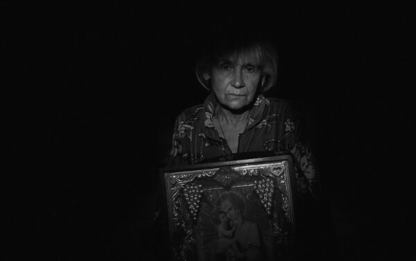 Фотоистория Под землей рассказывает о последних жителях разрушенных поселков в зоне боевых действий в Донбассе - Sputnik Латвия