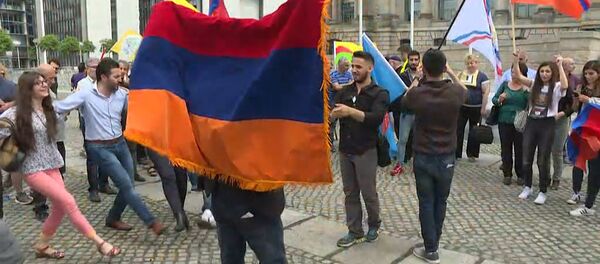 Признание Бундестагом геноцида армян: кадры голосования и реакция берлинцев Признание Бундестагом геноцида армян: кадры голосования и реакция берлинцев - Sputnik Латвия