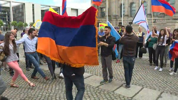 Признание Бундестагом геноцида армян: кадры голосования и реакция берлинцев - Sputnik Латвия
