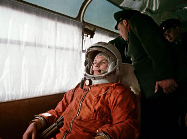 Космонавт Юрий Гагарин направляется в автобусе на космодром Байконур 12 апреля 1961 года - Sputnik Латвия