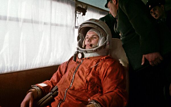 Kosmonauts Jurijs Gagarins autobusā ceļā uz Baikonuras kosmodroma starta laukumu, 1961. gada 12. aprīlis - Sputnik Latvija