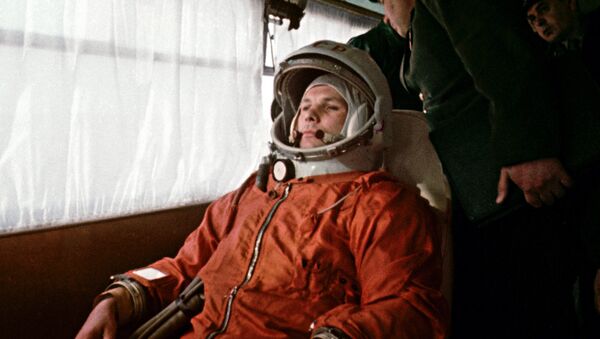 Космонавт Юрий Гагарин направляется в автобусе на космодром Байконур 12 апреля 1961 года - Sputnik Latvija