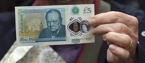 Новая пластиковая 5-фунтовая банкнота. - Sputnik Латвия
