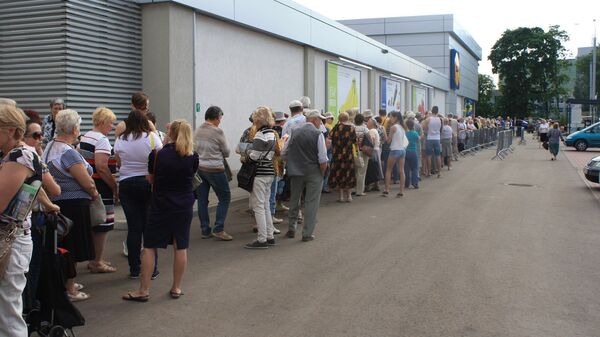 Люди занимали очередь в супермаркет с шести утра - Sputnik Latvija