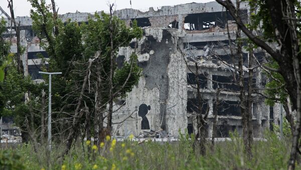 Граффити, символизирующее погибших детей за время конфликта на Донбассе, на стене разрушенного аэропорта Донецка - Sputnik Latvija