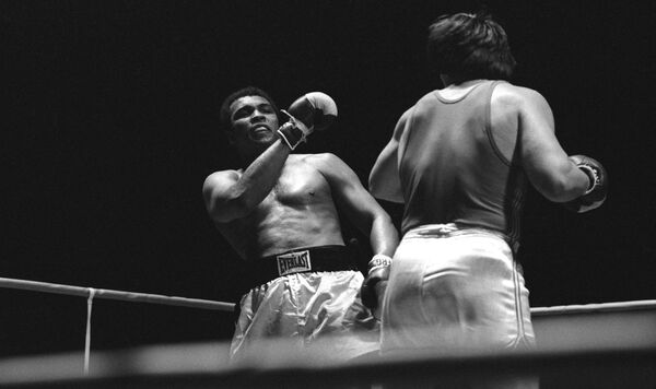 Leģendārā amerikāņu boksera Muhameda Ali un padomju boksera Igora Visocka (no labās) Maskavā. - Sputnik Latvija