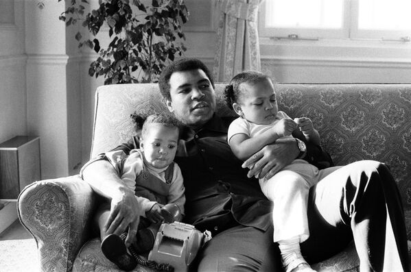 Muhameds Ali Londonā kopā ar meitām Hanu (no labās) un Leilu (no kreisās), 1978. gads. - Sputnik Latvija