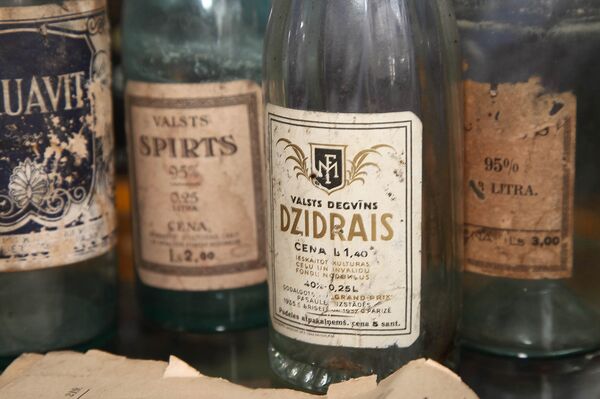 Бутылки рижской водки, которую выпускал завод А. Вольфшмидт Бутылки рижской водки, которую выпускал завод А. Вольфшмидт - Sputnik Латвия