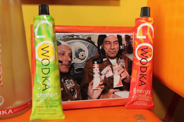 Водка в тюбиках для космонавтов Водка в тюбиках для космонавтов - Sputnik Латвия