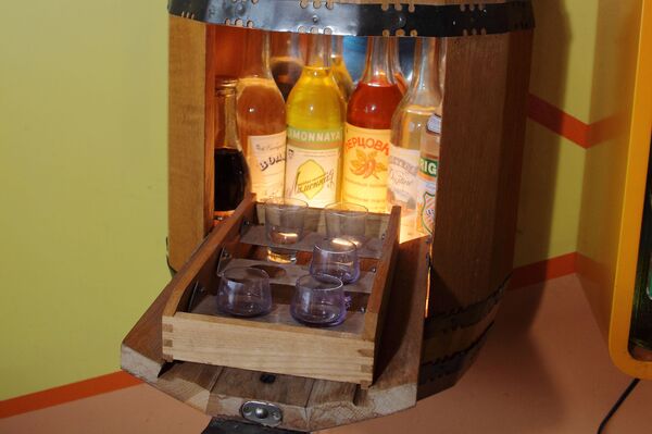 Эксклюзивный советский мини-бар Эксклюзивный советский мини-бар - Sputnik Латвия